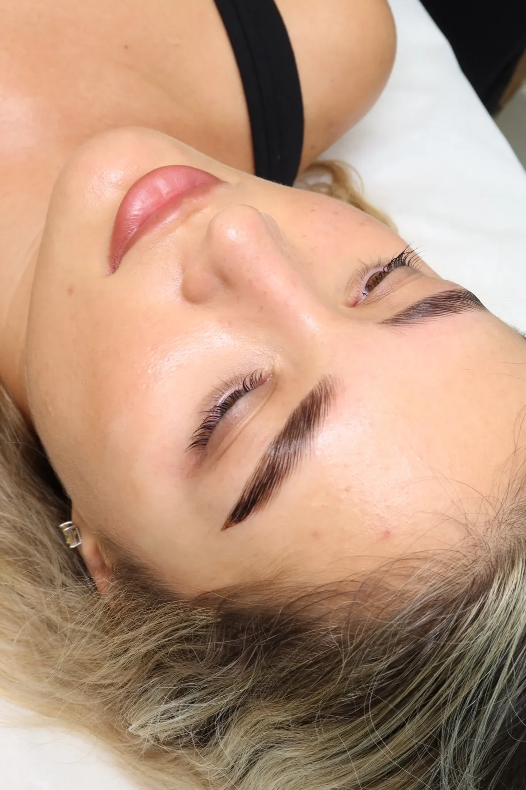 Lash tint at Azizam beauty salon in Dubai — shaped brow and natural lash close-up