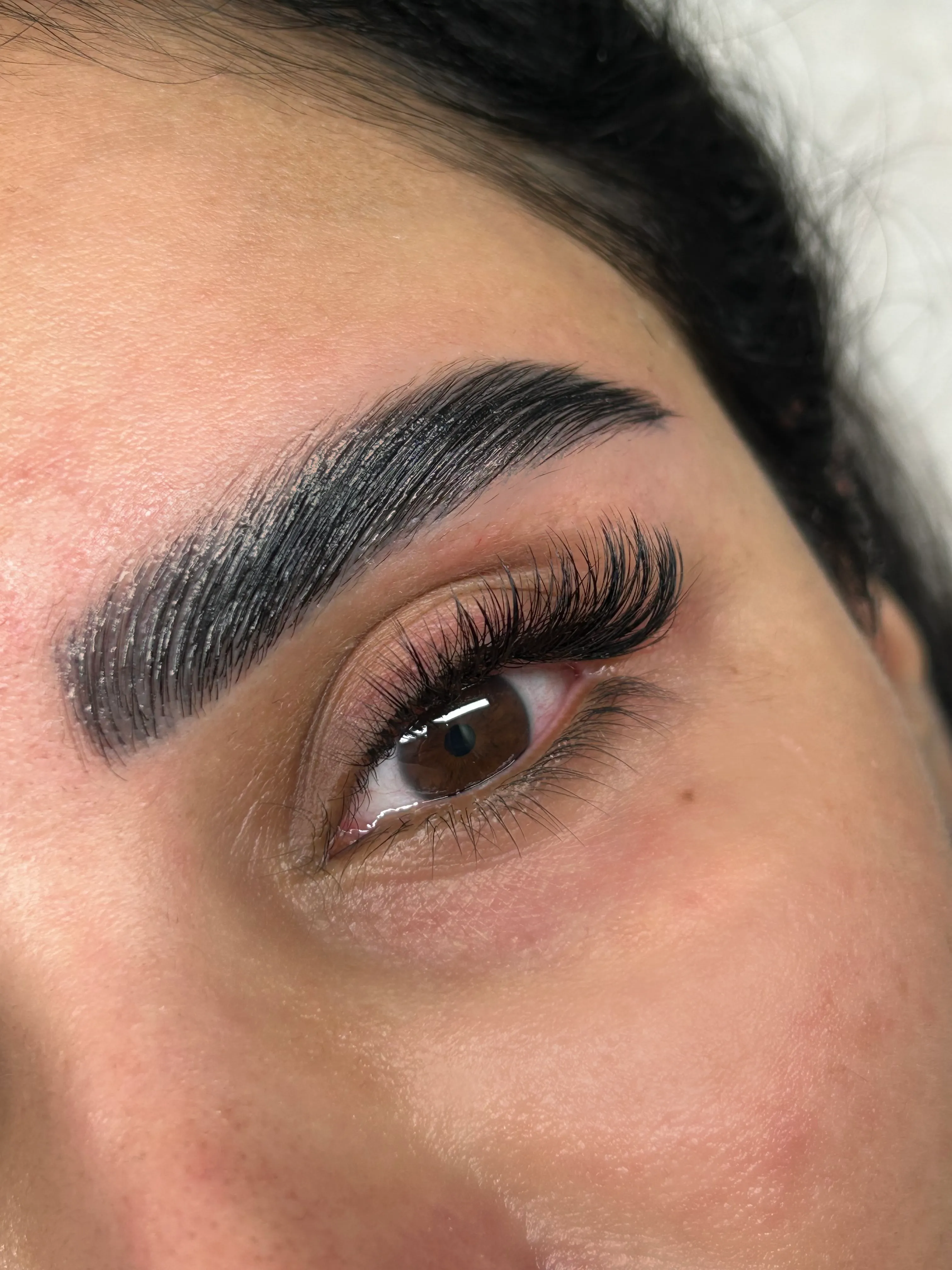 Close-up of a cat-eye lash extension finish by Azizam