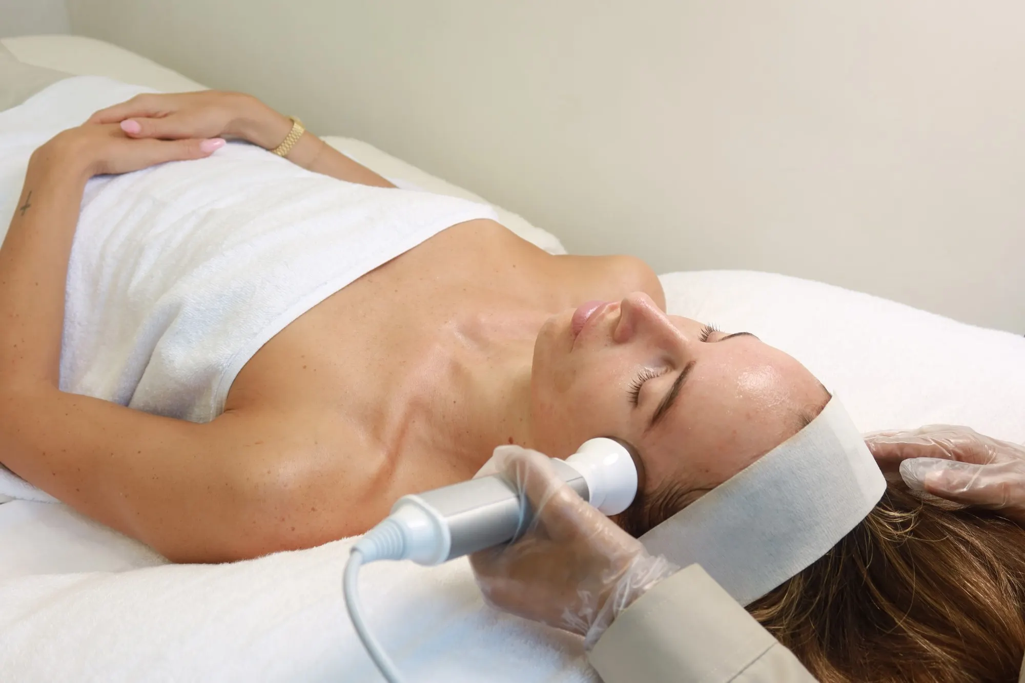 Facial treatment in Dubai — skin therapy session at AZIZAM beauty salon