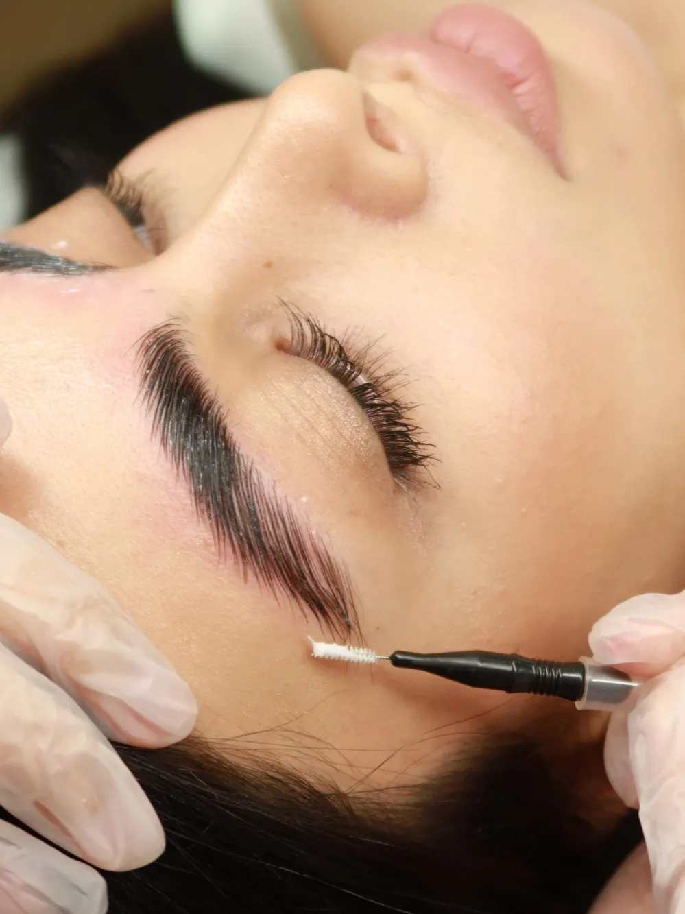 Brow lifting in Dubai, a lifted, open brow shape at AZIZAM beauty salon