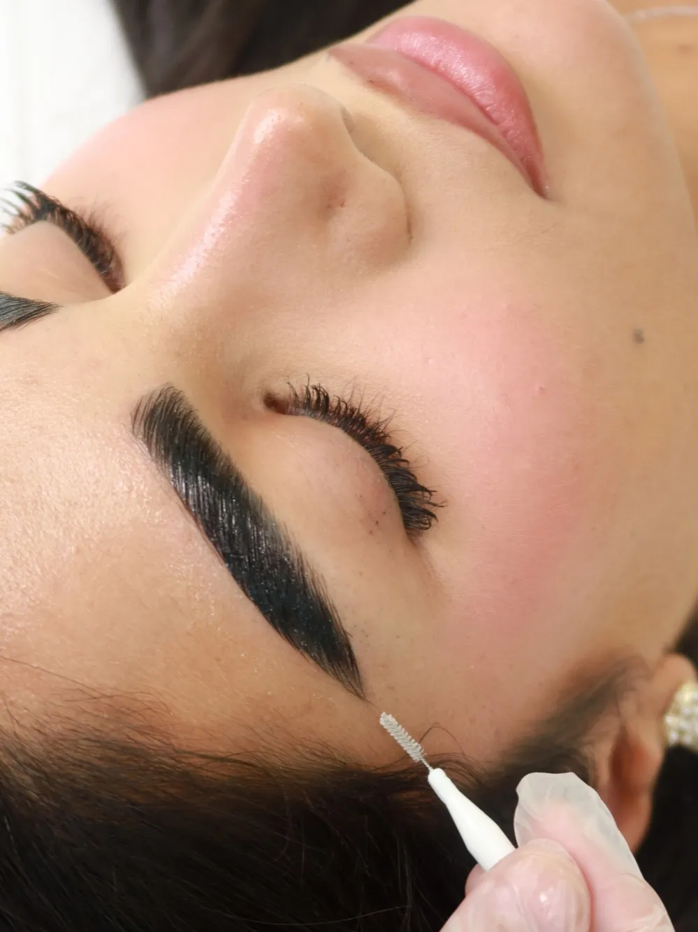 Brow lifting in Dubai, a lifted, open brow shape at AZIZAM beauty salon