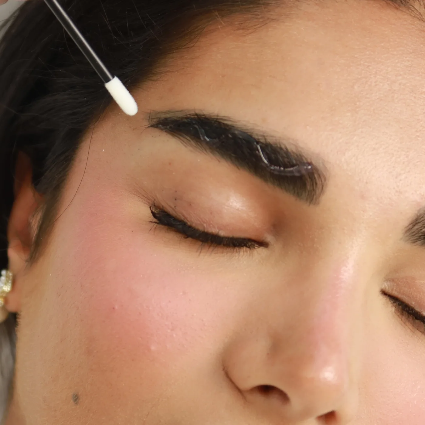 Brow lifting in Dubai, lifting solution applied through the arch at AZIZAM beauty salon
